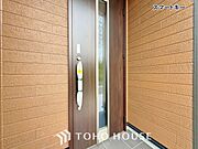 ボタンやカードひとつで鍵の施錠・解錠が出来ます。補助錠として鍵穴のない電子錠を選ぶ方も増加中。