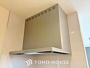 流行りのスリムタイプレンジフード。スタイリッシュな見た目はインテリアとしても高い人気がある型です。