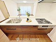 夫婦そろってキッチンに立っても調理がしやすく余裕の広さ。家事をしながら会話も弾みます。