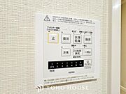 「浴室がジメジメしないので、掃除が楽になった」「幼い子供がいるので汚れものも多く、いつでも洗濯物を干せるのが安心」そんな声を多く頂いている便利機能の浴室乾燥機付きです。