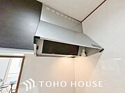 一般的に普及しているレンジフード。空気の吸い込み口が広いため、換気性能に安定感があります。
