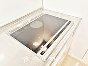 IHクッキングヒーターを完備。フラットなトッププレートの為汚れもサッとふくだけでお手入れし易い構造。
