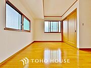 清潔感あるホワイトの壁紙。毎日の生活を少しでも快適に過ごして頂ける様、飽きのこない雰囲気が大切です。