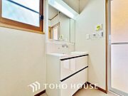 手で洗いたい大切な服など、広く使えると助かる洗面台は汚れの付きにくい形状と素材で造られております。