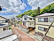 星空が地上に映りこむかのような夜景のきらめきまで、この街ならではの美しい風景の物語が室内に展開。