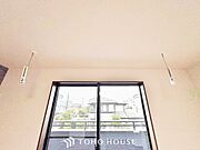 天井に穴の開いたパーツを設置し、その穴にポールを差し込んで使用する室内物干しです。