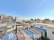 星空が地上に映りこむかのような夜景のきらめきまで、この街ならではの美しい風景の物語が室内に展開。