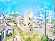 星空が地上に映りこむかのような夜景のきらめきまで、この街ならではの美しい風景の物語が室内に展開。