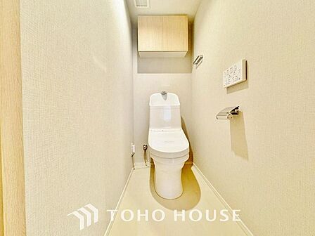 十分な広さと清潔感のあるカラーで纏まったおトイレ。時間に余裕とゆとりを持たせます。