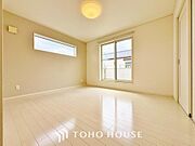 清潔感あるホワイトの壁紙。毎日の生活を少しでも快適に過ごして頂ける様、飽きのこない雰囲気が大切です。