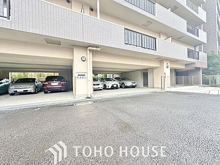 「確保された駐車スペース」近隣の駐車場まで歩く必要がありません。 子どもや高齢者がいる世帯では駐車場から自宅までの距離が短い方が便利かつ、お荷物を運ぶ際にも距離が短い事で気軽に買い物を楽しめます。