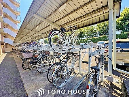 広さがしっかり確保された敷地内駐輪場。かさ張る自転車も安心して停めることができます。