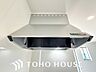 設備：一般的に普及しているレンジフード。空気の吸い込み口が広いため、換気性能に安定感があります。