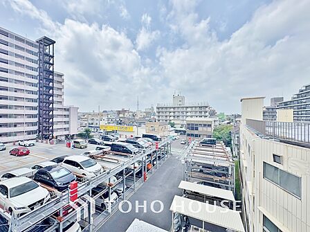 頬をなでる優しい風を感じることが出来るバルコニー。つい深呼吸をしたくなる気持ちの良い眺望です。