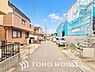 外観：街並みの風景に包み込まれながら、瀟洒な印象も湛えて佇みます。