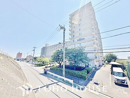 ここから始まる日常はご家族にとって大切な時間となります。だからこそ少しでも豊かに、少しでも快適に。街並みや周辺の環境に呼応しながら、美しく、そして毎日の暮らしへ。