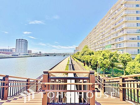 みんなが街探しのポイントにしているのは何?第1位は過半数が支持した納得の 「交通の利便性」。続いて3割以上の人が「住環境」と「公園、緑地の充実」です。
