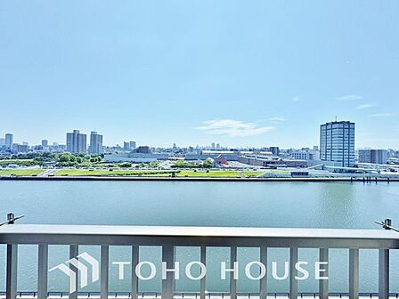 10階住居につき、日当たり・通風・眺望良好です。目の前の水面がきらめく川を眺める時間は特別なものとなります。