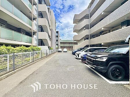 近隣の駐車場まで歩く必要がなく、子どもや高齢者がいる世帯は駐車場から自宅までの距離が短い方が便利です