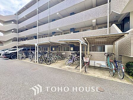 広さがしっかり確保された敷地内駐輪場。かさ張る自転車も安心して停めることができます。
