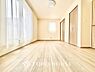 寝室：一日の疲れを癒やしてくれる主寝室。時を忘れて過ごす場所として過ごせるお部屋。