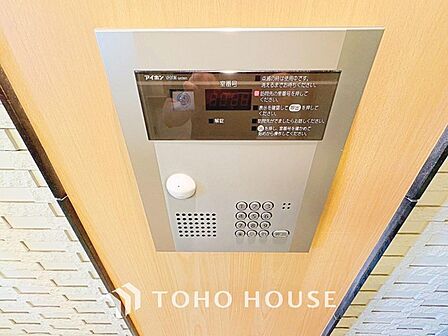 当マンションエントランスには、防犯対策の「オートロック」を採用。マンション住人以外の侵入を防ぐために設置しました。お子様がいらっしゃるご家庭にも安心の設備です。