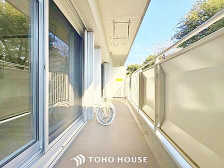 頬をなでる優しい風を感じることが出来るバルコニー。つい深呼吸をしたくなる気持ちの良い眺望です。