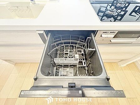 「ビルトインタイプ食器洗乾燥機」通常の手洗いでは使用出来ないほど高温のお湯や高圧水流を使うことにより汚れを効果的に落とすことができる。