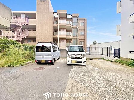 「ご自慢の愛車も駐車できます」ゆったりとした駐車スペースを確保いたしましたので、大きめのお車でも駐車可能です。