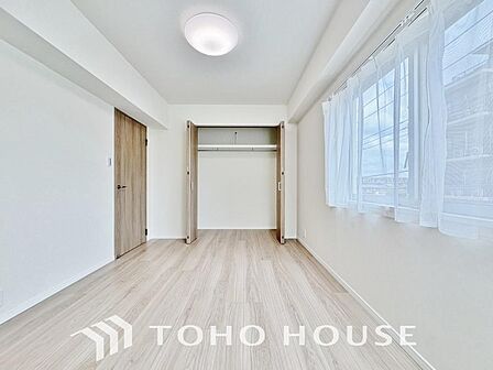「明日の自分のために」心と体をゆったりと安らげる洋室。お部屋のゆとりが大きい分だけ、暮らしの安らぎは深まります。次の日を心地よく迎えたいから、頑張った自身の心と体を労わる設計へ。