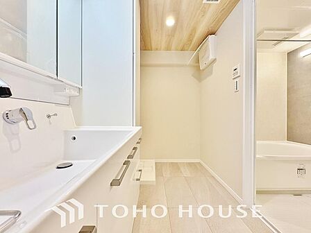 「シンプルだからこそ使いやすい」スタンダードなデザインの洗面ボウルは清潔感あるオフホワイトを採用。落ち着きとくつろぎを感じられる空間で気持ちよく身だしなみを整えられます。