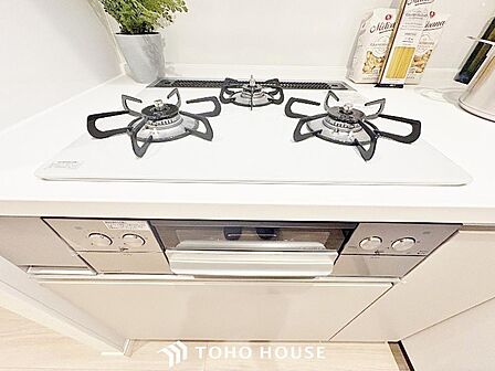 毎日料理をする、料理が好き、家族が多くて量を作る必要がある、等の方々にとっては必須の3口コンロ。同時進行で効率アップはもちろん鍋を移動する回数が減り、無駄な動きを軽減することが出来ます。