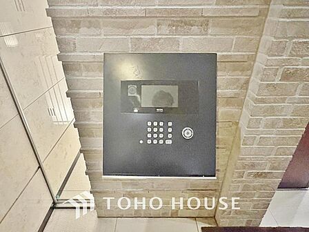 当マンションエントランスには、防犯対策の「オートロック」を採用。マンション住人以外の侵入を防ぐために設置しました。お子様がいらっしゃるご家庭にも安心の設備です。