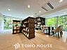 エントランス：「ロビー」マンションにロビーがあると、居住者同士の待ち合わせや来客を招いた際の待機場所として便利に使えます。ソファーや椅子が設置されていたり、活用シーンの幅も広がるでしょう。