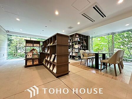 「ロビー」マンションにロビーがあると、居住者同士の待ち合わせや来客を招いた際の待機場所として便利に使えます。ソファーや椅子が設置されていたり、活用シーンの幅も広がるでしょう。
