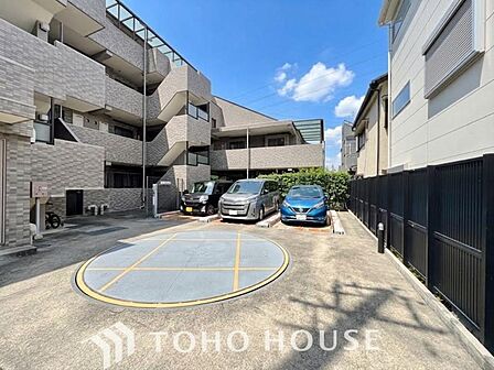 近隣の駐車場まで歩く必要がありません。 子どもや高齢者がいる世帯では駐車場から自宅までの距離が短い方が便利かつ、お荷物を運ぶ際にも距離が短い事で気軽に買い物を楽しめます。