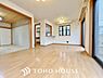 リビング/ダイニング：家族みんなでおいしい朝食。昼下がりには読書やお昼寝でもしながらのんびりと過ごすひと時。家族が集まる空間を、一番明るい空間に。