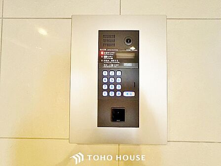 当マンションエントランスには、防犯対策の「オートロック」を採用。マンション住人以外の侵入を防ぐために設置しました。お子様がいらっしゃるご家庭にも安心の設備です。