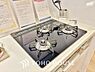 キッチン：毎日料理をする、料理が好き、家族が多くて量を作る必要がある、等の方々にとっては必須の3口コンロ。同時進行で効率アップはもちろん鍋を移動する回数が減り、無駄な動きを軽減することが出来ます。