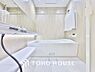 浴室：一日の疲れを癒すための心地よいバスタイムを演出する浴室はゆとりあるサイズを採用。また、足元が不安なお子様お年寄りにも安心な樹脂床材を使用致しました。