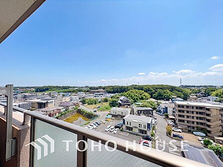 頬をなでる優しい風を感じることができ、つい深呼吸をしたくなる眺望です。陽光に愛され、環境に恵まれ、家族に包まれた邸宅は、どんなに月日が経っても色褪せる事なく輝き続けます。
