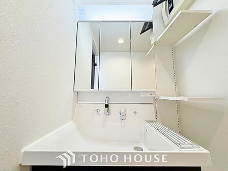 洗面台には三面鏡を採用。身だしなみを整えやすい事はもちろんですが、鏡の後ろに収納スペースを設ける事により、散らかりやすい洗面スペースをすっきりさせる事が出来るのも嬉しいですね。