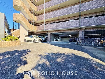 近隣の駐車場まで歩く必要がありません。子どもや高齢者がいる世帯では、駐車場から自宅までの距離が短い方が便利でしょう。また、重い荷物を運ぶ距離も短くなるため、気軽に買い物を楽しめるのではないでしょうか。