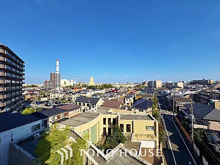 頬をなでる優しい風を感じることができ、つい深呼吸をしたくなる眺望です。陽光に愛され、環境に恵まれ、家族に包まれた邸宅は、どんなに月日が経っても色褪せる事なく輝き続けます。