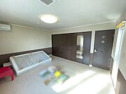 室内(2024年12月)撮影◎現地案内予約受付中！◎全身鏡付きのクローゼットで、身支度チェックもバッチリです♪たっぷり収納できるので、季節物のお洋服もしまっておけます！