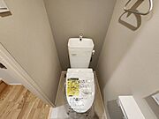 室内(2024年11月)撮影◎本日内覧可能◎便利な手洗い場付きのトイレです！洗剤やストックも置ける棚付きです◎