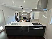 室内(2025年11月)撮影◎本日内覧可能◎便利な食器洗浄乾燥機は、高温で食器を洗い衛生的♪ワイドサイズのシンクには浄水器内蔵のハンドシャワー水栓付きで、シンクの掃除もしやすいです◎