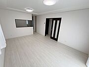 室内(2026年5月)撮影◎本日案内可能◎大きめのソファやダイニングセットを置いても余裕があり、家族団らんの時間をゆったりと過ごせます。