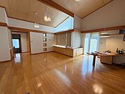 室内(2026年5月)撮影◎本日案内可能◎緩やかなカーブを描くおしゃれな木製カウンターは、お子様のスタディスペースや在宅ワーク、ほっと一息つくカフェタイムに大活躍♪