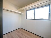広めのウォークインクローゼットは、日常使いの衣類からかさばる季節物までしっかりと収納でき、整理整頓も簡単です。